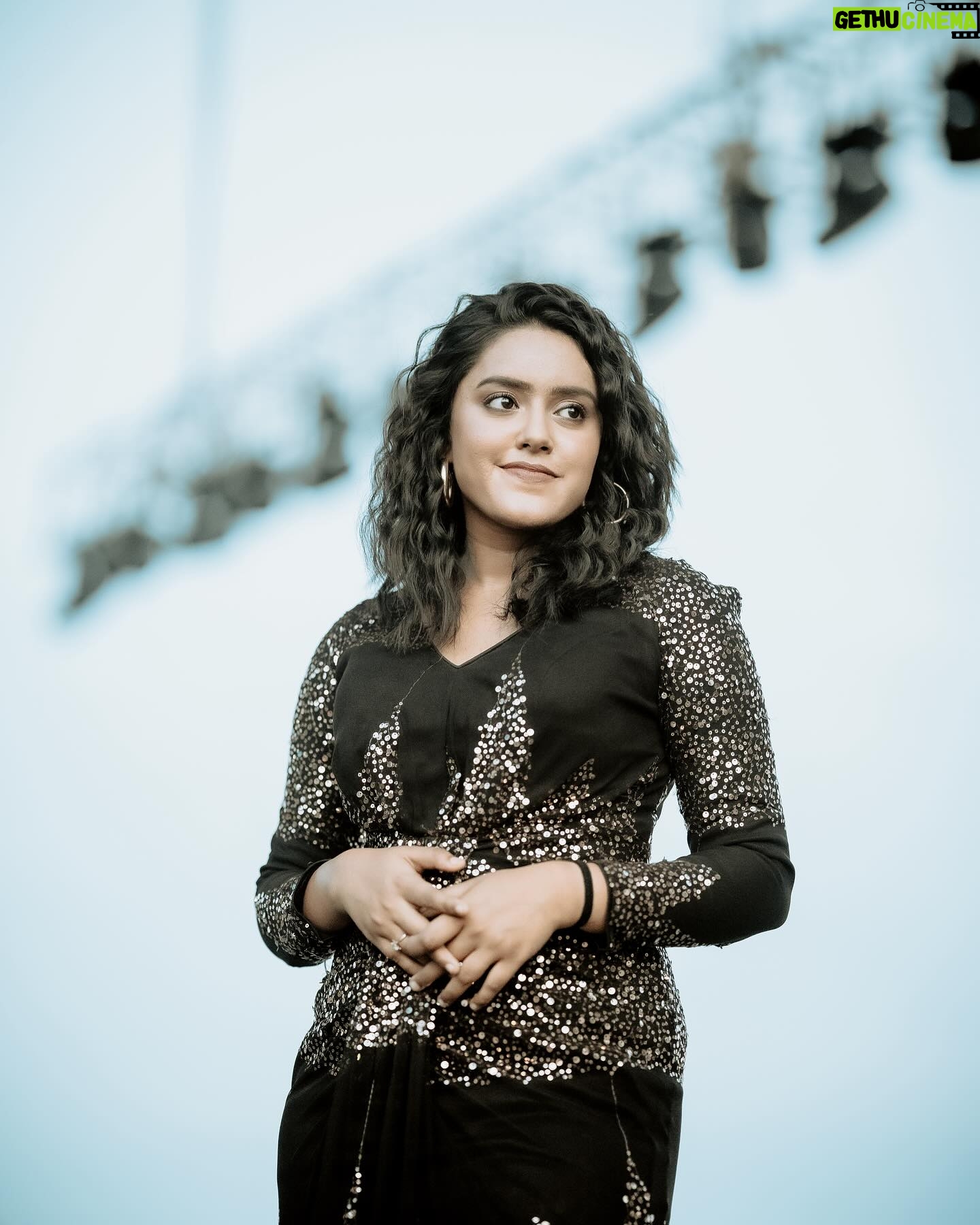 VJ Kalyani Instagram - As goofy on stage, coz thats where my heart is...! Pradeep Kumar Live in Concert at Trichyyy!! Wattta magical eve indeed it was, revamped the show post heavy rains and the crowd was still on!! @pradeep_kumar1123 anna, you are awesomeeeee💛 ... Congratulations lca & rafe na for the massive hittt despite the natural odds and thankyou for having meee💛💛 @makapa_anand anna my guiding starrr🥰🥰 ... Wearing: @lithas_rentals Muah: @revyz_makeover 📸: @cameracrewshorts ... #pradeepkumar #liveinconcert #host #trichy #vjkalyani🎤