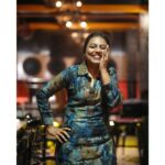 VJ Tara Instagram – Got this classy set from @fashionskiya 😅 swipe ➡️ see the reactions and had wonderful funfilled conversation with @gvprakash and @gourigkofficial during #adiye promotions 🎉✨
.
.
#shootday #ootd #weaternfashion #vjtara #funday