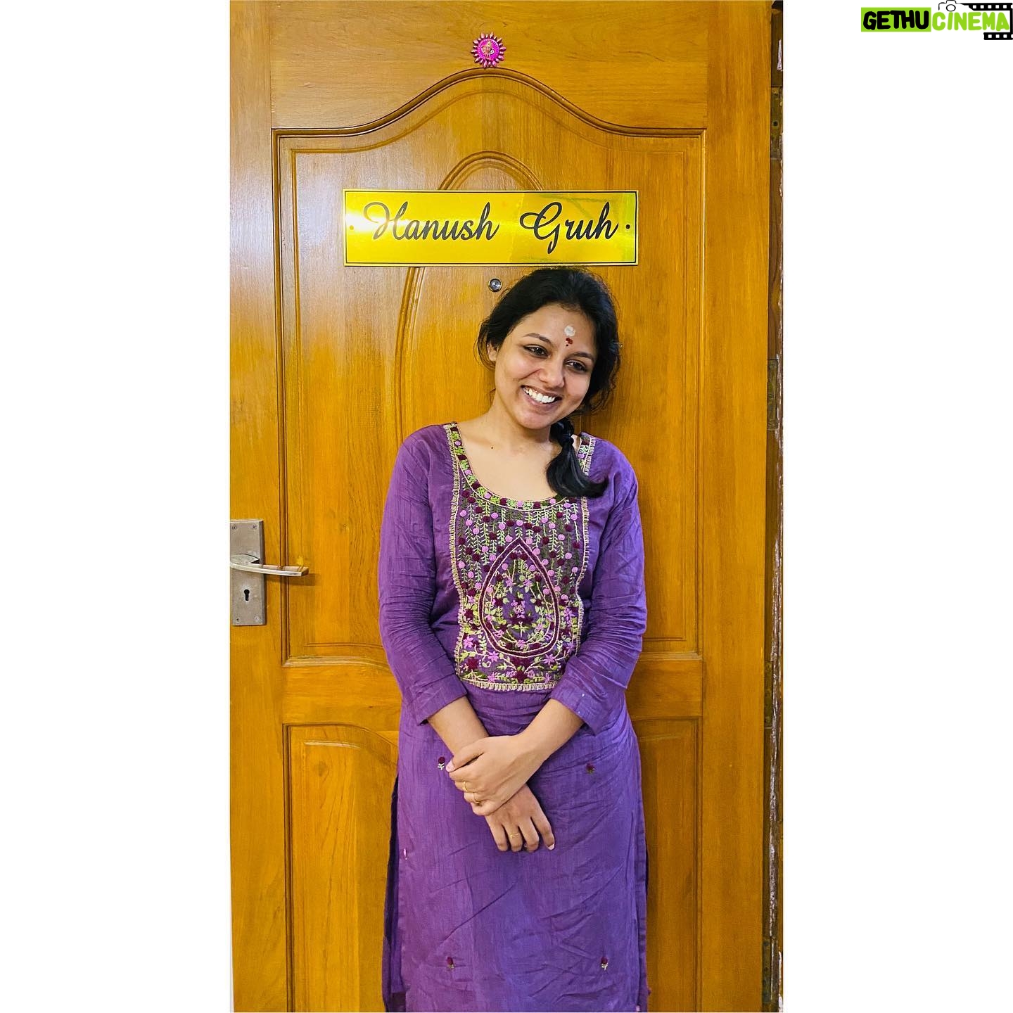 VJ Tara Instagram - Swipe to see the reaction change😜🙌 . . Pc: @_hariharan_ennum_naan #happyhome #kurthi #nomake #positivity #vibes #ootd #sruthibotique
