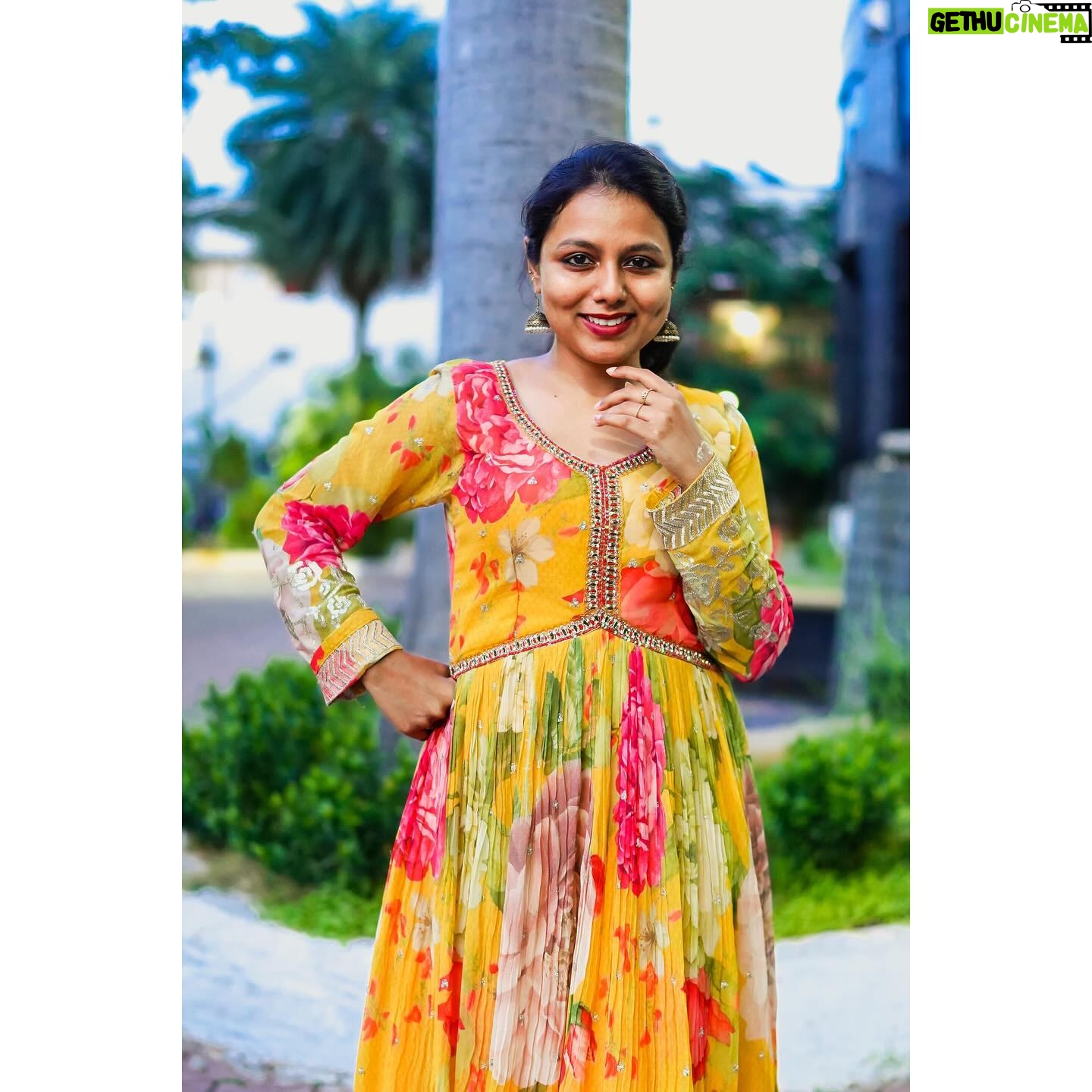 VJ Tara Instagram - Got this beautiful outfit from @nach.fashionstoreindia and you guys can get yours from them too for this diwali🤩🙌 . . Pc: @nikith_yoshua