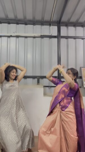 VJ Tara Instagram - Maamadurai with @vj_tara🍇

Jewel : @aarvee.chennai 🫶🏼
.
.
.
.
.
.
.
#tamilsong #tamilreel #tamilcinema #jigarthanda #jigarthandadoublex #karthicksubbaraj #raghavalawrence #dance #sisters #tamilsong #saree #ethnicwear