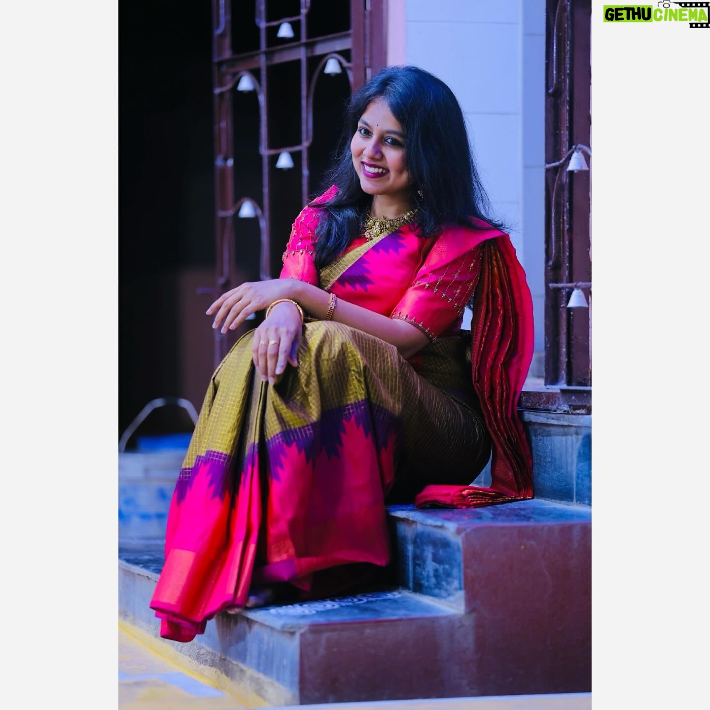 VJ Tara - 1.7K Likes - Rocking the saree game✨😁
.
.
Saree : @srijeyamsarees
Blouse: @_barnali_fashion_
Jewels: @aarvee.chennai
Draping : @makeupwithhappiness
.
#SareeLove #SareeStyle #SareeSwag #SareeGoals #SareeFashion #TraditionalElegance #DesiVibes #IndianAttire #EthnicWear #SareeInspiration