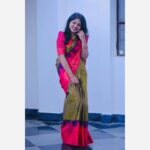 VJ Tara Instagram – Rocking the saree game✨😁
.
.
Saree : @srijeyamsarees
Blouse: @_barnali_fashion_
Jewels: @aarvee.chennai
Draping : @makeupwithhappiness
.
#SareeLove #SareeStyle #SareeSwag #SareeGoals #SareeFashion #TraditionalElegance #DesiVibes #IndianAttire #EthnicWear #SareeInspiration