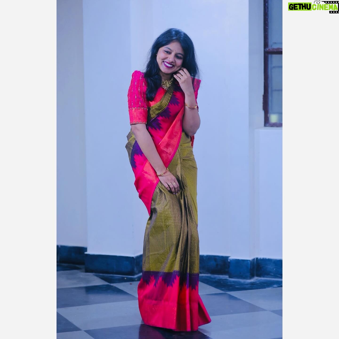 VJ Tara Instagram - Rocking the saree game✨😁 . . Saree : @srijeyamsarees Blouse: @_barnali_fashion_ Jewels: @aarvee.chennai Draping : @makeupwithhappiness . #SareeLove #SareeStyle #SareeSwag #SareeGoals #SareeFashion #TraditionalElegance #DesiVibes #IndianAttire #EthnicWear #SareeInspiration