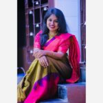 VJ Tara Instagram – Rocking the saree game✨😁
.
.
Saree : @srijeyamsarees
Blouse: @_barnali_fashion_
Jewels: @aarvee.chennai
Draping : @makeupwithhappiness
.
#SareeLove #SareeStyle #SareeSwag #SareeGoals #SareeFashion #TraditionalElegance #DesiVibes #IndianAttire #EthnicWear #SareeInspiration