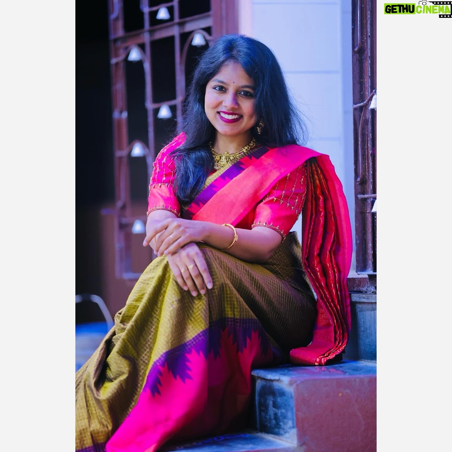VJ Tara Instagram - Rocking the saree game✨😁 . . Saree : @srijeyamsarees Blouse: @_barnali_fashion_ Jewels: @aarvee.chennai Draping : @makeupwithhappiness . #SareeLove #SareeStyle #SareeSwag #SareeGoals #SareeFashion #TraditionalElegance #DesiVibes #IndianAttire #EthnicWear #SareeInspiration