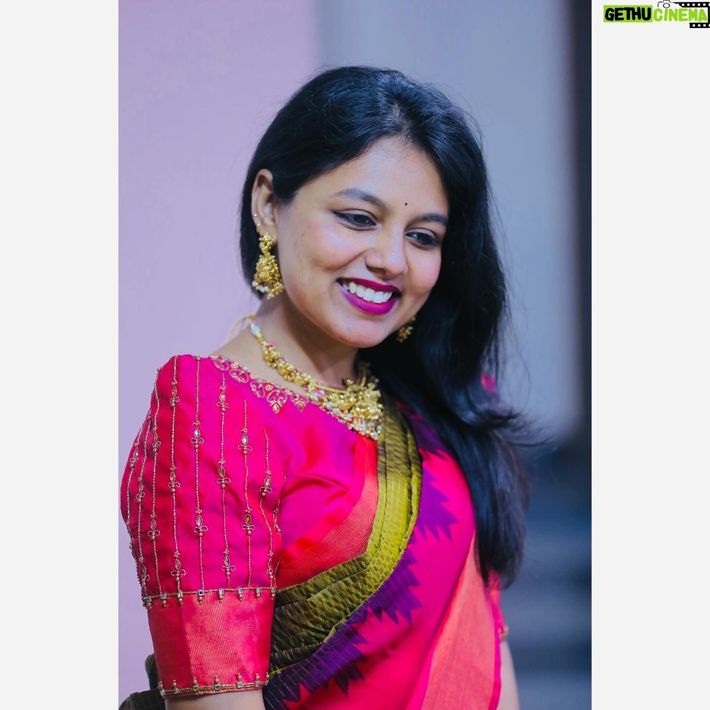 VJ Tara Instagram - Rocking the saree game✨😁 . . Saree : @srijeyamsarees Blouse: @_barnali_fashion_ Jewels: @aarvee.chennai Draping : @makeupwithhappiness . #SareeLove #SareeStyle #SareeSwag #SareeGoals #SareeFashion #TraditionalElegance #DesiVibes #IndianAttire #EthnicWear #SareeInspiration