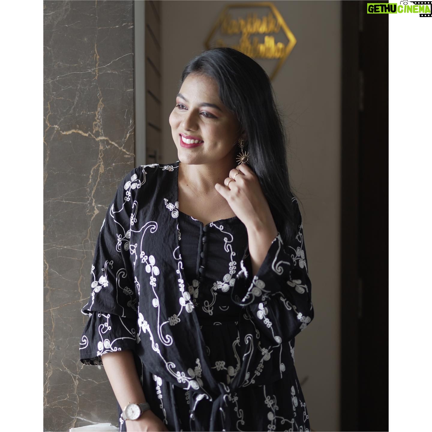 VJ Tara Instagram - Black ✨ . . 📸 : @divin_dop MUA : @kavithaparthibanmakeupartistry Outfit : @coolclub_chennai Styled By : @gussyup_withshan