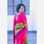 VJ Tara Instagram – Rocking the saree game✨😁
.
.
Saree : @srijeyamsarees
Blouse: @_barnali_fashion_
Jewels: @aarvee.chennai
Draping : @makeupwithhappiness
.
#SareeLove #SareeStyle #SareeSwag #SareeGoals #SareeFashion #TraditionalElegance #DesiVibes #IndianAttire #EthnicWear #SareeInspiration