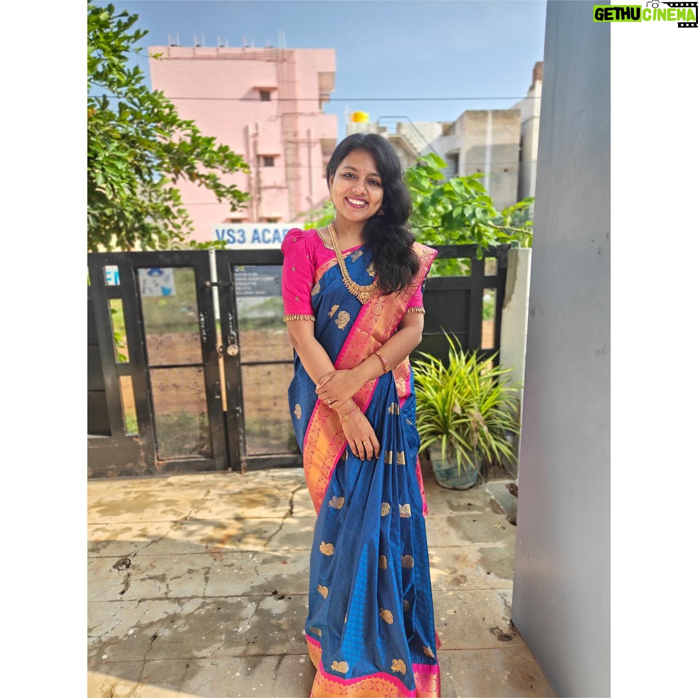 VJ Tara - 2.5K Likes - Happy diwali 🪔🎆
.
.
Saree: @srijeyamsarees
Blouse: @_barnali_fashion_
Jewel: @aarvee.chennai
#saree #ethinicwear #traditionalwear #ootd #diwali