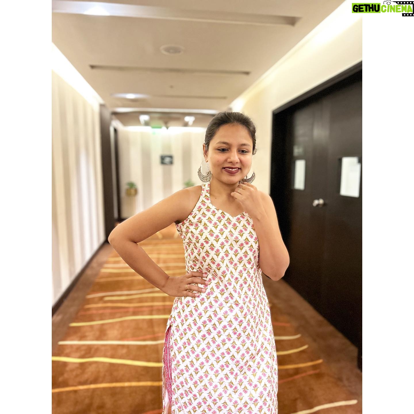 VJ Tara Instagram - Office-ku ready💯 Get your customised co-ords ser from @srithithecouture ✨ . . #ootd #fashionstyle #cottonset #summeroutfit