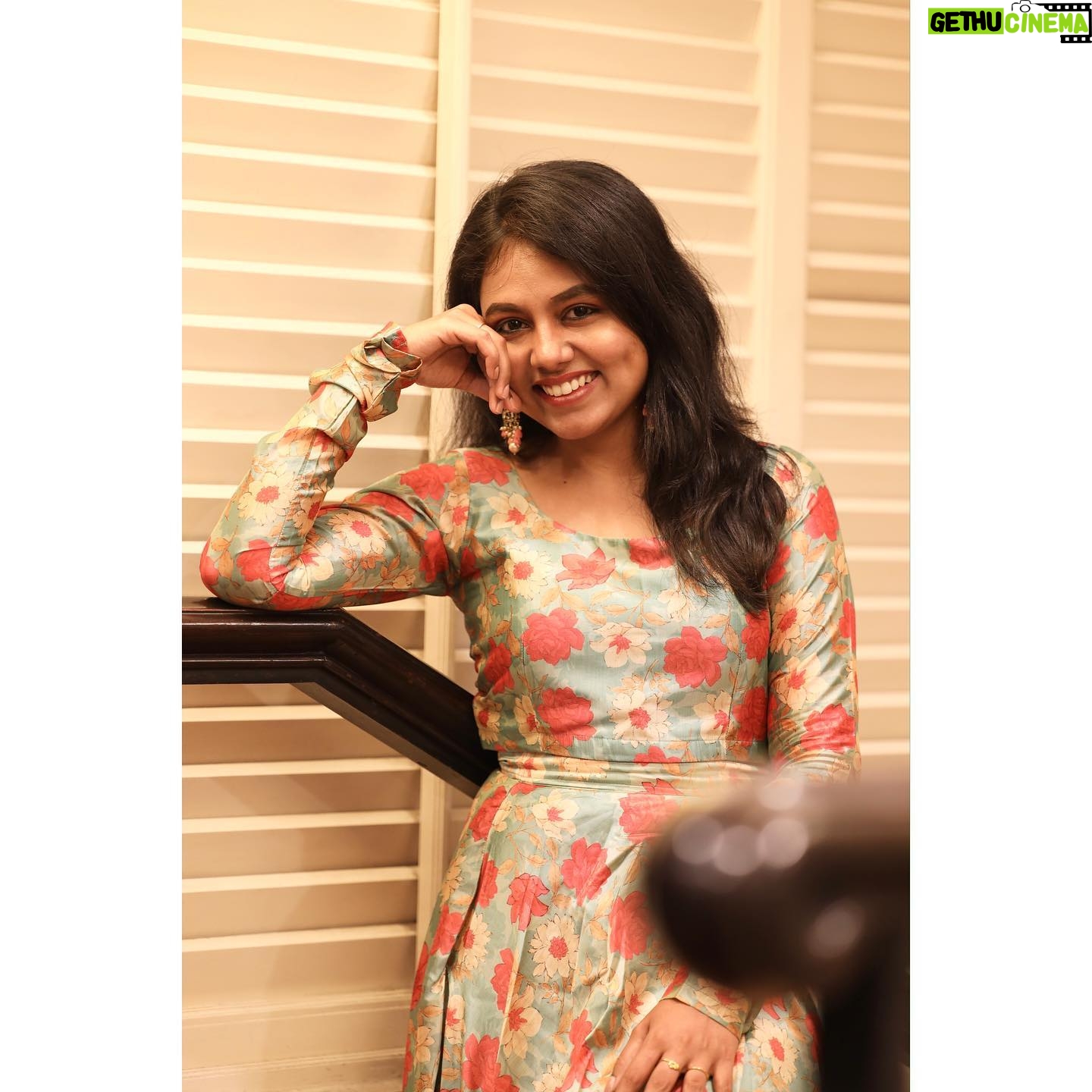 VJ Tara Instagram - Can't dim my glow, no matter how hard you try.😜 . Jewels: @aarvee.chennai Outfit: @niram.studio #ootd #ootdfashion #poser #anchor