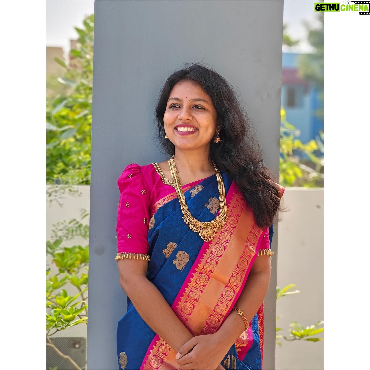 VJ Tara - 2.5K Likes - Happy diwali 🪔🎆
.
.
Saree: @srijeyamsarees
Blouse: @_barnali_fashion_
Jewel: @aarvee.chennai
#saree #ethinicwear #traditionalwear #ootd #diwali