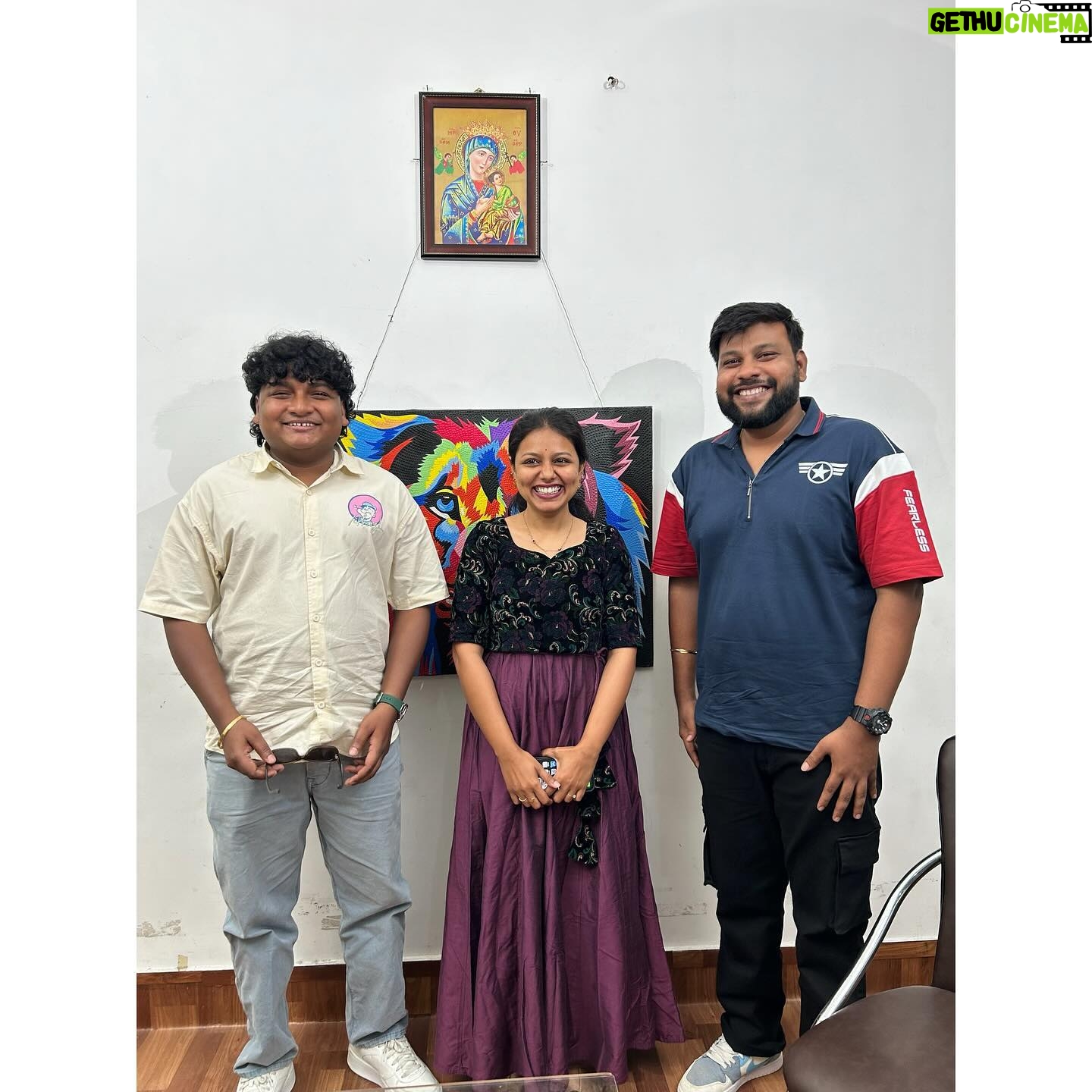 VJ Tara - 1.8K Likes - Had a blast meeting our @sudhakar__actor and @gopi_aravindh ✨🤩
.
Outfit: @priyam_kurtis
#interviewparithabangal #paridhabangal #gosu