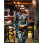 VJ Tara Instagram – Got this classy set from @fashionskiya 😅 swipe ➡️ see the reactions and had wonderful funfilled conversation with @gvprakash and @gourigkofficial during #adiye promotions 🎉✨
.
.
#shootday #ootd #weaternfashion #vjtara #funday