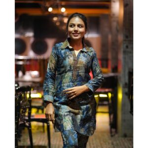 VJ Tara Instagram - Got this classy set from @fashionskiya 😅 swipe ➡️ see the reactions and had wonderful funfilled conversation with @gvprakash and @gourigkofficial during #adiye promotions 🎉✨
.
.
#shootday #ootd #weaternfashion #vjtara #funday