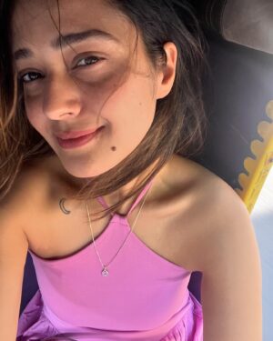 Vaani Sood Instagram - #softgirl 🌸 // Sunlo kya bole saanso ki hulchul 💗 #dump