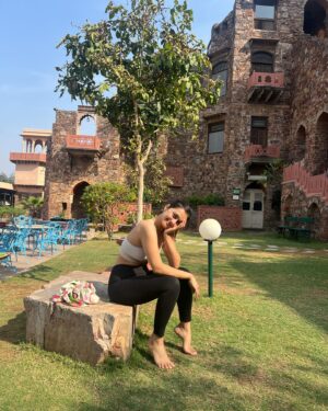 Vaani Sood Instagram - Mein ambran ton aayi Saal mein ek baar Yoga karne 🌝💁🏻‍♀️