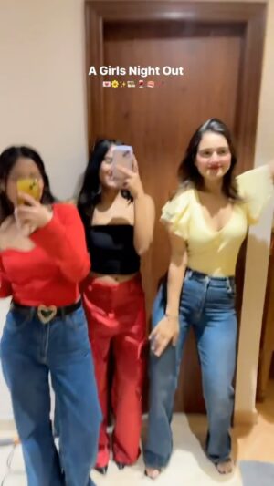 Vaani Sood Instagram - Ohh jaanem, pyaar tumse hai 🥰👩‍👩‍👧‍👧 

I am sure there is so much more to #AGirlsNightOut 

Good food and good drinks definitely brings people together @gonzo.bar