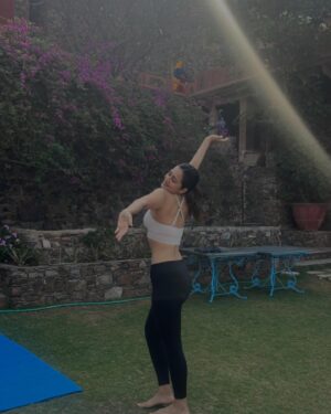 Vaani Sood Instagram - Mein ambran ton aayi Saal mein ek baar Yoga karne 🌝💁🏻‍♀️