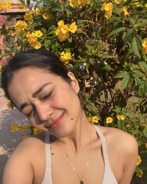Vaani Sood Instagram - Mein ambran ton aayi Saal mein ek baar Yoga karne 🌝💁🏻‍♀️