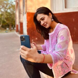 Vaani Sood Instagram - Him: Send me a smiling photo. 
Le Me :’)