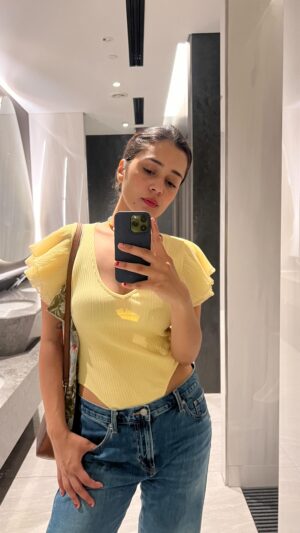 Vaani Sood Instagram - Ye wala gana baja ke walking karne mein alag hi maza ata hai 🤓 🌻☀️
.
.
#reels #walking #singaporelife #travel
