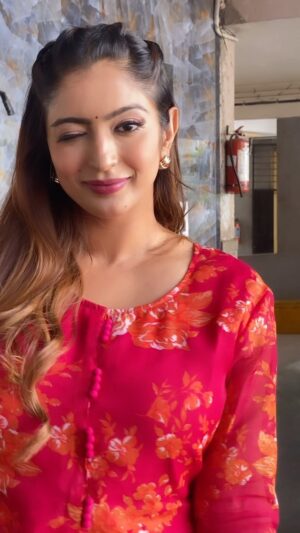 Vaibhavi Joshi Instagram - Main Zameen Tu Aasman ❤️ #goodmorning #tuesday #goodvibes #expression #artist #actress #indian #wink #beutiful #passion #reels #reelsinstagram #réel #reelkarofeelkaro #reelvideo #reelindia #trending #trendingreels #trendingsongs #love #emotions #gujrati #girl #mumbai #maharashtra #instagram #instagood #instareels #morningmotivation #mashallah