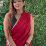 Vaibhavi Joshi Instagram - Mashallah 🧿 #mashaallah #indian #saree #bindi #sunday #weekend #festival #traditional #gujrati #girl #réel #reelsvideo #reelsinstagram #reelvideo #instareels #instagram #actress #bollywoodbeauty #indianbeauty #shayari #goodevening #reellife #vaibhavijoshi #fitnesslife #reeloftheday
