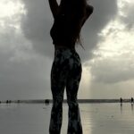 Vaibhavi Joshi Instagram - Sky has no beginning and no end, our True self too has no beginning and no end. Just Be! ✨ #self #selflove #selfcare #true #truelove #be #you #soul #recharge #beach #beauty #sunset #healing #monsoon #reflection #selfreminder #fitnes #health #fitnessmotivation #life #motivation #vaibhavijoshi #instagood #instagram #explorar #explorepage #monday #mondaymotivation #fitnessaddict #bollywood