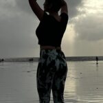 Vaibhavi Joshi Instagram - Sky has no beginning and no end, our True self too has no beginning and no end. Just Be! ✨ #self #selflove #selfcare #true #truelove #be #you #soul #recharge #beach #beauty #sunset #healing #monsoon #reflection #selfreminder #fitnes #health #fitnessmotivation #life #motivation #vaibhavijoshi #instagood #instagram #explorar #explorepage #monday #mondaymotivation #fitnessaddict #bollywood