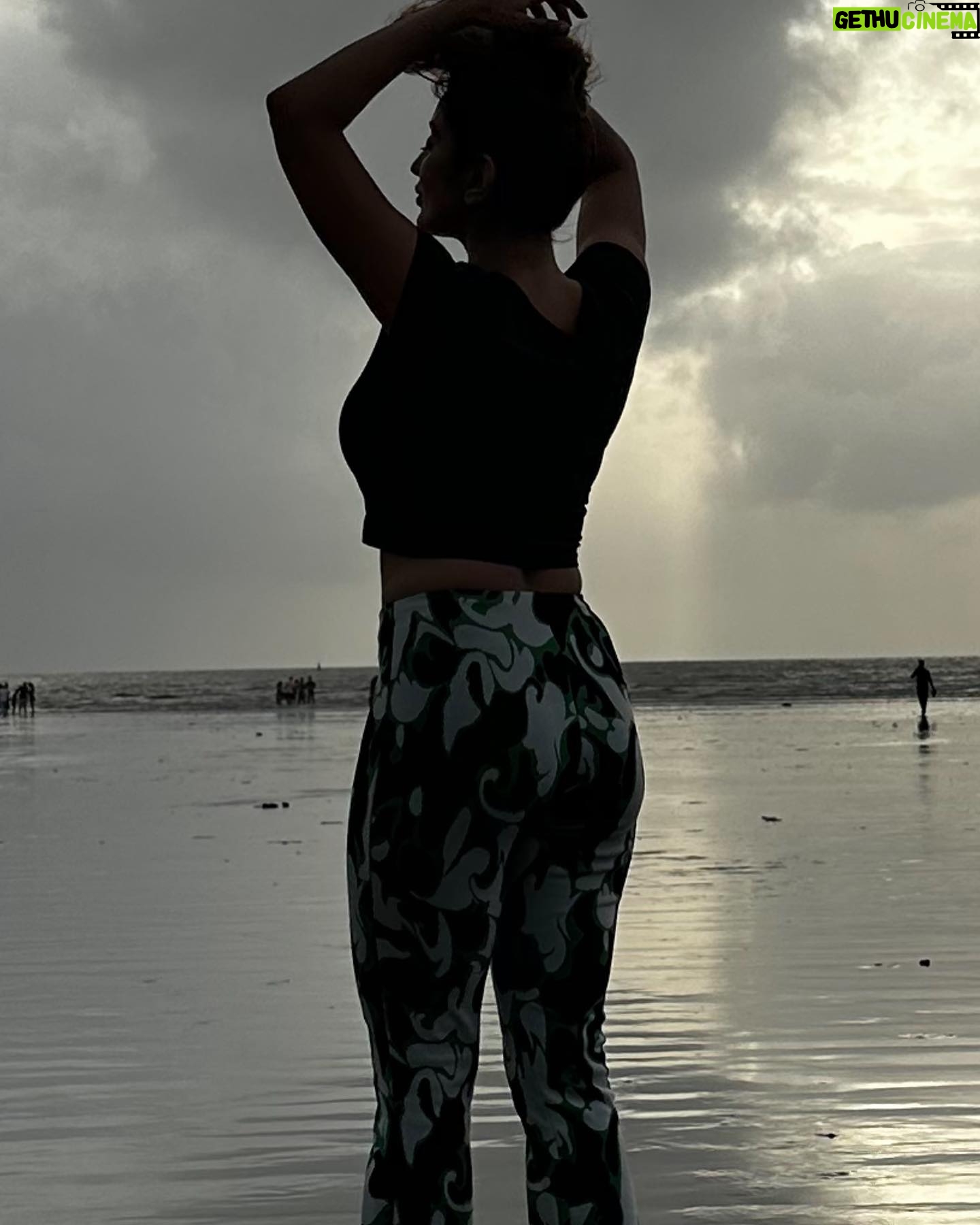 Vaibhavi Joshi Instagram - Sky has no beginning and no end, our True self too has no beginning and no end. Just Be! ✨ #self #selflove #selfcare #true #truelove #be #you #soul #recharge #beach #beauty #sunset #healing #monsoon #reflection #selfreminder #fitnes #health #fitnessmotivation #life #motivation #vaibhavijoshi #instagood #instagram #explorar #explorepage #monday #mondaymotivation #fitnessaddict #bollywood