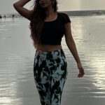 Vaibhavi Joshi Instagram - Sky has no beginning and no end, our True self too has no beginning and no end. Just Be! ✨ #self #selflove #selfcare #true #truelove #be #you #soul #recharge #beach #beauty #sunset #healing #monsoon #reflection #selfreminder #fitnes #health #fitnessmotivation #life #motivation #vaibhavijoshi #instagood #instagram #explorar #explorepage #monday #mondaymotivation #fitnessaddict #bollywood