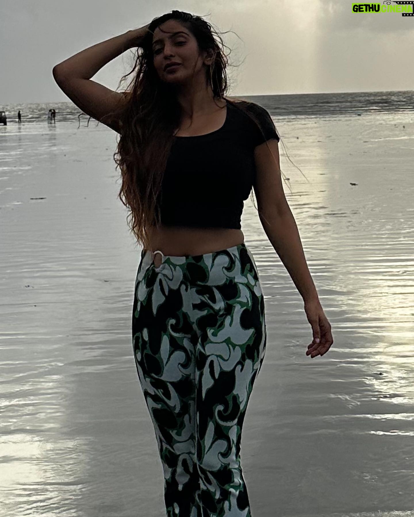 Vaibhavi Joshi Instagram - Sky has no beginning and no end, our True self too has no beginning and no end. Just Be! ✨ #self #selflove #selfcare #true #truelove #be #you #soul #recharge #beach #beauty #sunset #healing #monsoon #reflection #selfreminder #fitnes #health #fitnessmotivation #life #motivation #vaibhavijoshi #instagood #instagram #explorar #explorepage #monday #mondaymotivation #fitnessaddict #bollywood