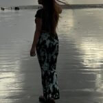 Vaibhavi Joshi Instagram - Sky has no beginning and no end, our True self too has no beginning and no end. Just Be! ✨ #self #selflove #selfcare #true #truelove #be #you #soul #recharge #beach #beauty #sunset #healing #monsoon #reflection #selfreminder #fitnes #health #fitnessmotivation #life #motivation #vaibhavijoshi #instagood #instagram #explorar #explorepage #monday #mondaymotivation #fitnessaddict #bollywood