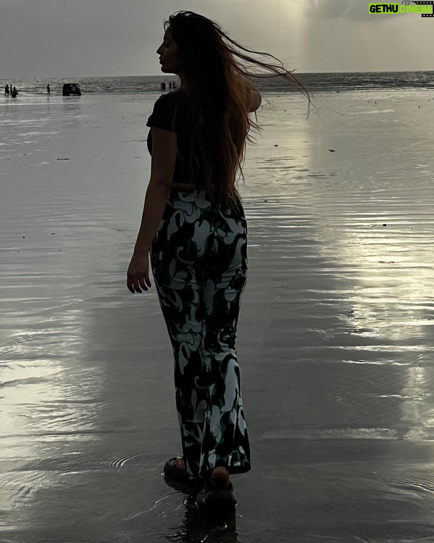 Vaibhavi Joshi Instagram - Sky has no beginning and no end, our True self too has no beginning and no end. Just Be! ✨ #self #selflove #selfcare #true #truelove #be #you #soul #recharge #beach #beauty #sunset #healing #monsoon #reflection #selfreminder #fitnes #health #fitnessmotivation #life #motivation #vaibhavijoshi #instagood #instagram #explorar #explorepage #monday #mondaymotivation #fitnessaddict #bollywood