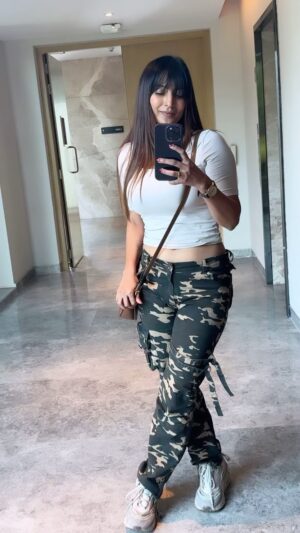 Vaibhavi Joshi Instagram - Teriyan Adavaan ☺️ #monday #armypants #love #armylover #indianarmy #fashion #goodvibes #bollywoodbeauty #bollywood #reel #reelvideo #reeloftheday