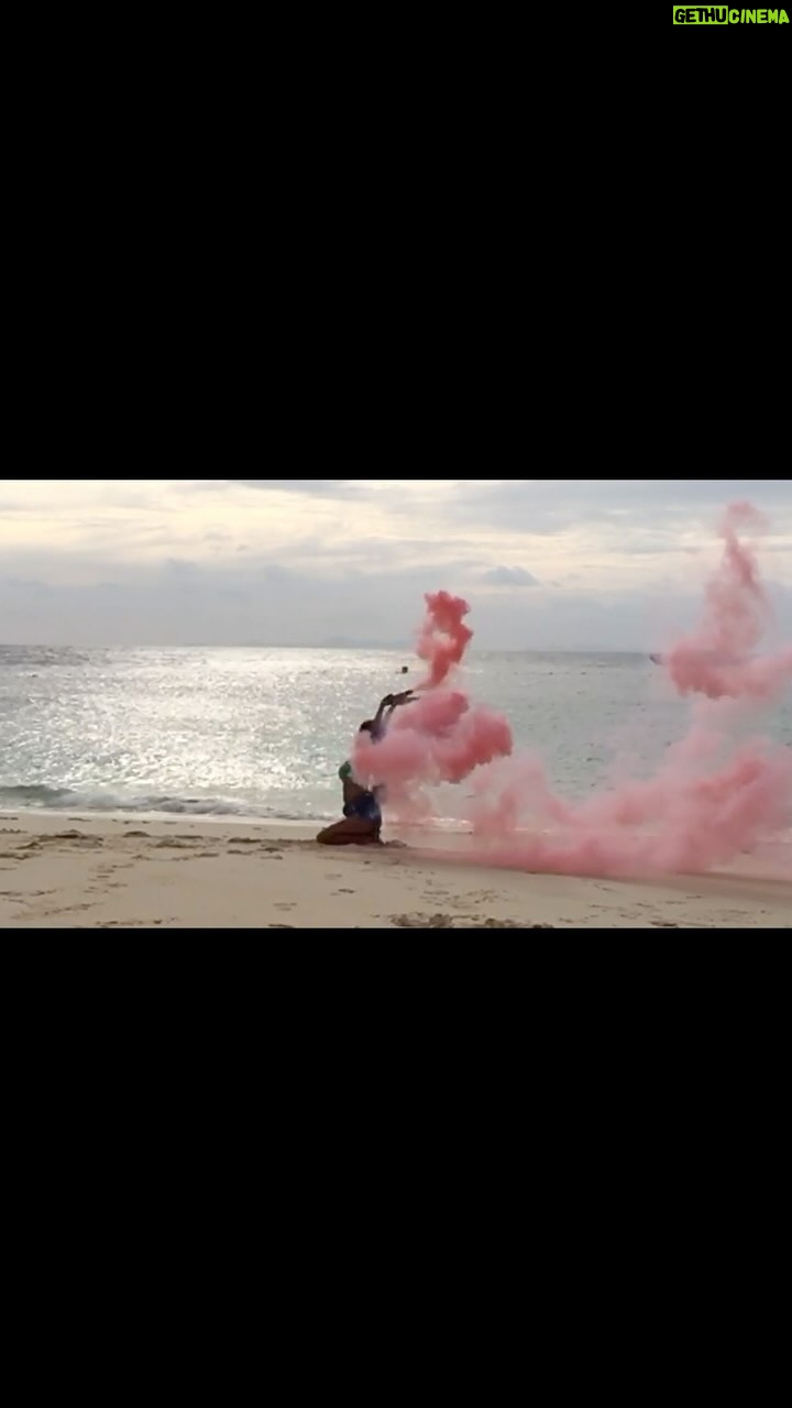 Vaibhavi Joshi Instagram - Sea la vie 🌊 #saturday #beach #colours #beachvibes #weekend #bts #behindthechair #dance #reels #reelinstagram #instagram #december #newyear #shoot #actress #memories #thailand #dancelover #vaibhavijoshi #happynewyear