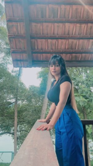 Vaibhavi Joshi Instagram - Connected 🦋 

#nature #lover #trees #sunlight #sunshine #reelsinstagram #instagood #instagram #instamood #instareels #reelsinstagram #reel #reelsteady #december #merrychristmas #newyear #vacation #vaibhavijoshi #goodnight