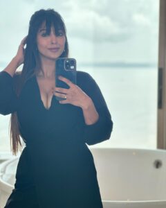 Vaibhavi Joshi Instagram - The mirror reflects my light 💋 #selfie #mirrorselfie #selflove #black #love #passion #sunday #instagram #instagood #instafashion #instamood #sundayvibes #goa #naturalbeauty #lover #goodevening #mood #explore #more 🌹