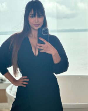 Vaibhavi Joshi Instagram - The mirror reflects my light 💋 #selfie #mirrorselfie #selflove #black #love #passion #sunday #instagram #instagood #instafashion #instamood #sundayvibes #goa #naturalbeauty #lover #goodevening #mood #explore #more 🌹