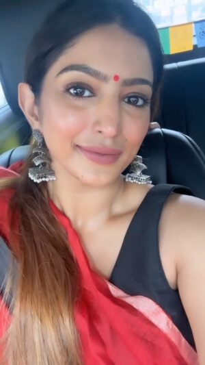 Vaibhavi Joshi Instagram - Maadi Rumjhum Karti Aave 💃👯‍♀️👯

Full garba song out now

KANUBHAI THE GREAT 

Presented by - Vanraj Sisodiya Films
A Film by - Rudra Motion Films
Directed by: Irshad Dalal
#gujaraticinema #gujaratifilm #gujaratimovie #baiopic #family #drama #upcomingmovie #kanubhaithegreat #comingsoon