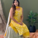 Vaibhavi Joshi Instagram - Love isn’t something you find. Love is something that finds you.” — Loretta Young #love #peace #forever #reels #reelinstagram #instagood #instafashion #vaibhavijoshi #instareel #fav #song #lover #bollywood #friday #weekend