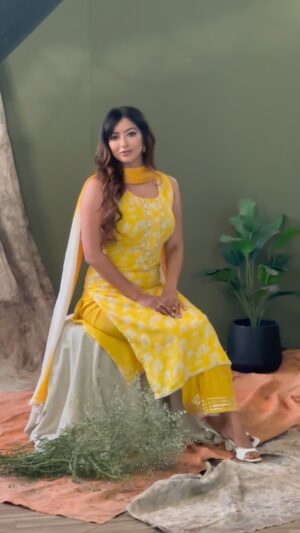 Vaibhavi Joshi Instagram - Love isn’t something you find. Love is something that finds you.” — Loretta Young 
#love #peace #forever #reels #reelinstagram #instagood #instafashion #vaibhavijoshi #instareel #fav #song #lover #bollywood #friday #weekend