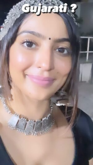 Vaibhavi Joshi Instagram - Garba to express, not to impress 😉❤️ 

#navratri #navratrispecial #garba #dance #gujrati #express #emotions #love #mother #traditional #gujju #mumbai #gujjugram #gujjugirl #dancelover #instagram #reel #reelsinstagram #reelvideo #reelindia #reelkarofeelkaro #reelindia #reeloftheday #instareels #instagood #challenge #fashion #reeltrending #trendingreels #trending #songs
