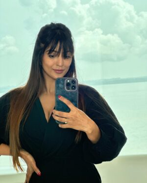 Vaibhavi Joshi Instagram - The mirror reflects my light 💋 #selfie #mirrorselfie #selflove #black #love #passion #sunday #instagram #instagood #instafashion #instamood #sundayvibes #goa #naturalbeauty #lover #goodevening #mood #explore #more 🌹