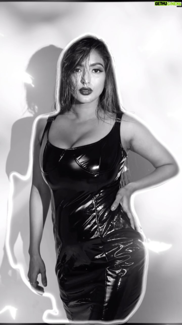 Vaibhavi Joshi Instagram - Love Yourself 🖤 #fashion #friday #style #pose #reel #fashionstyle #lover #actress #reelinstagram #reelsteady #instagood #instagram #instadaily #instamood #weekend #bollywood #bollywoodstyle #retro #instagood #reellife #weekendvibes #mood #shoot #fitnessmotivation #fitness #blacklove #photography #posers #fridaynight #instadaily #instafashion @vijaypowarphotography