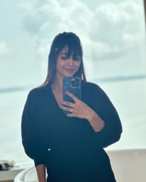 Vaibhavi Joshi Instagram - The mirror reflects my light 💋 #selfie #mirrorselfie #selflove #black #love #passion #sunday #instagram #instagood #instafashion #instamood #sundayvibes #goa #naturalbeauty #lover #goodevening #mood #explore #more 🌹