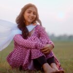 Vaishali Raj Instagram – Maatanedi Ledu bashanedi ledu choopu basha naku chaalule….
.
.
.
.
#poolupooyu #prema #gvprakash #love #sunset #1947 #lovestory #music #lyrics #chandrabose #instagram #reels #trending #arya #nature #lovers #vaishaliraj