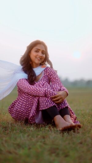 Vaishali Raj Instagram - Maatanedi Ledu bashanedi ledu choopu basha naku chaalule….
.
.
.
.
#poolupooyu #prema #gvprakash #love #sunset #1947 #lovestory #music #lyrics #chandrabose #instagram #reels #trending #arya #nature #lovers #vaishaliraj